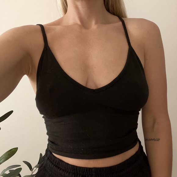 Brandy Melville crop top with cage back design - Picture 2 of 2